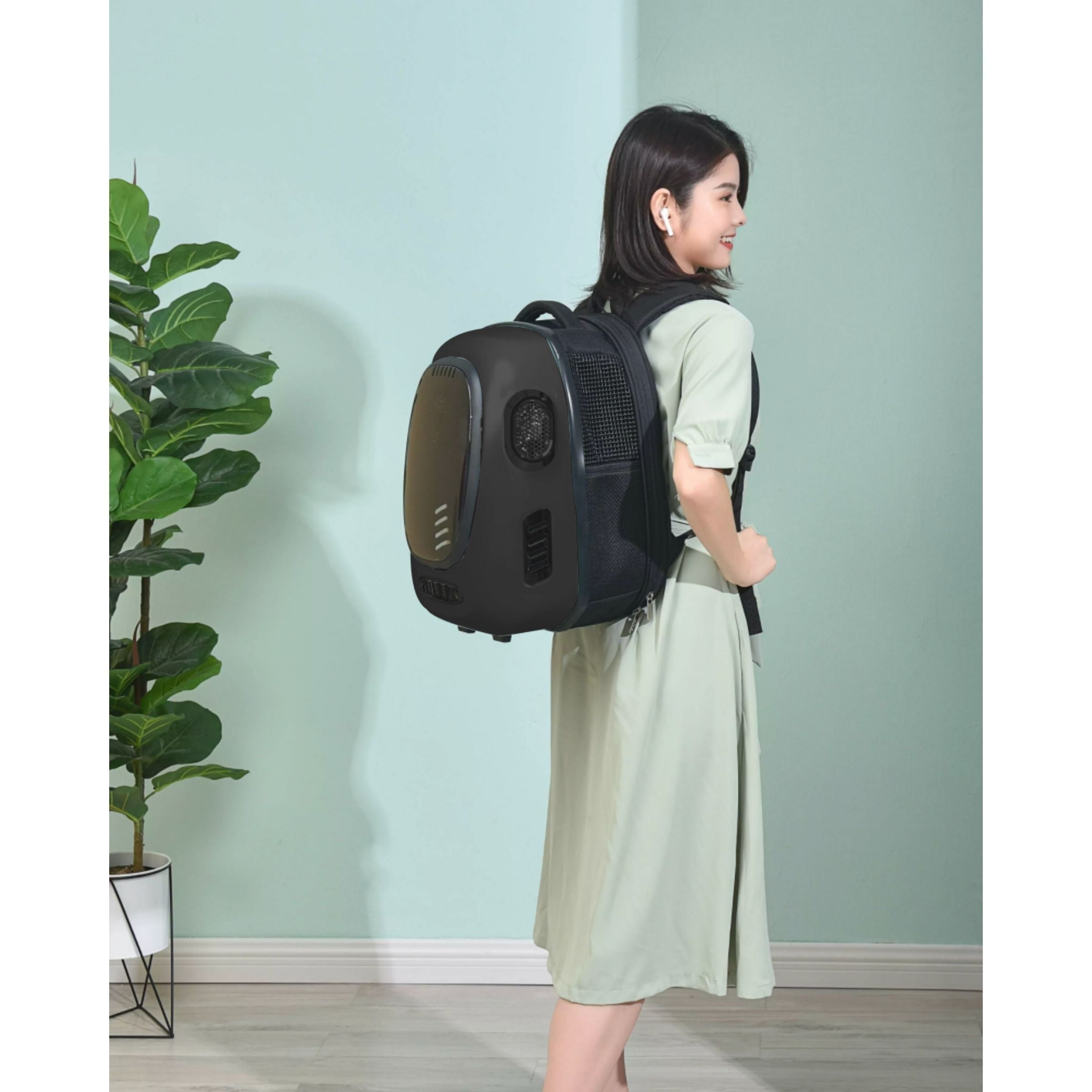 Built-in Fan of Smart Pet Carrier